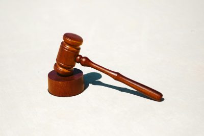 Richterhammer aus Holz auf heller Oberfläche