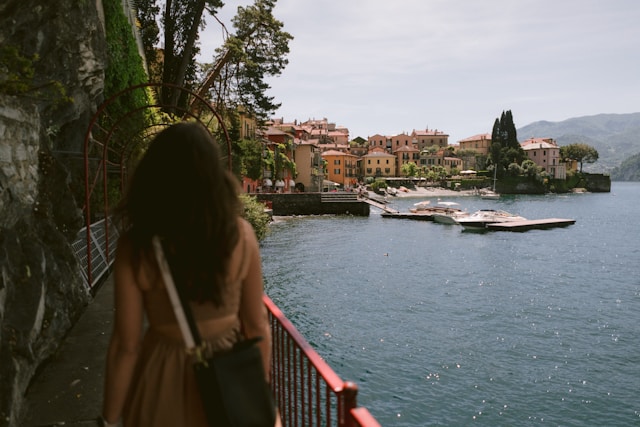 Studentin, die ohne TMS Medizin studieren möchte, blickt auf ein mediterranes Küstenstädtchen am Wasser.