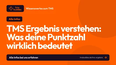Offener Laptop auf einem modernen Schreibtisch mit aufgeklapptem Notizbuch, Taschenrechner, Tastatur und ausgedruckten Grafiken – Punktzahl des TMS verstehen